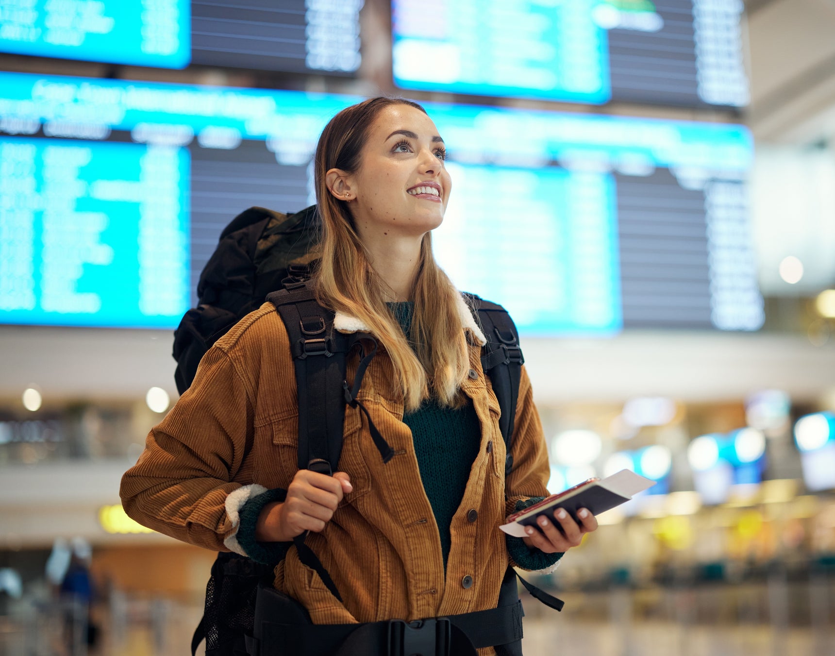 Porównanie podróży: eSIM kontra plany roamingowe — wybór najlepszej opcji
